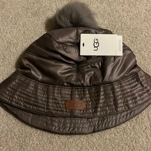 UGG Bucket Hat w/ Pom brown water resistant